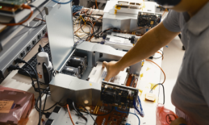 AWS thiết kế hầu hết các chip AI của mình, bao gồm cả Trainium3, tại phòng thí nghiệm nội bộ ở Austin, Texas. Ảnh: WSJ