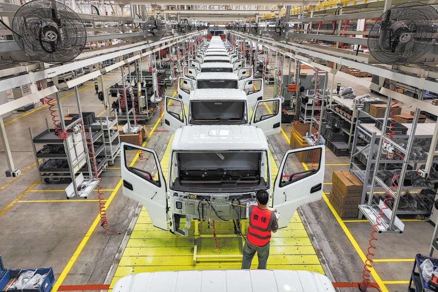 Một công nhân đang lắp ráp xe tải điện hạng nhẹ tại một doanh nghiệp ô tô ở Khu mới Quý An, tỉnh Quý Châu. Ảnh: Qu Honglun/China News Service