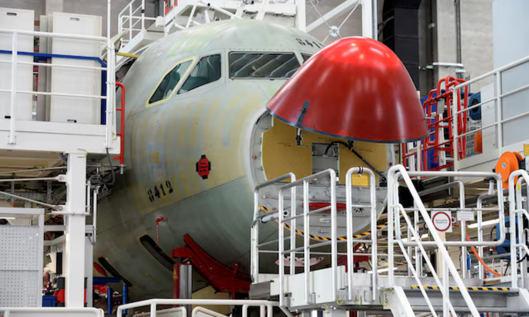 Toàn cảnh dây chuyền sản xuất Airbus A320 tại nhà máy của Airbus ở Hamburg, Đức - Ảnh: Reuters