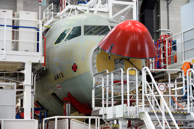 Toàn cảnh dây chuyền sản xuất Airbus A320 tại nhà máy của Airbus ở Hamburg, Đức - Ảnh: Reuters