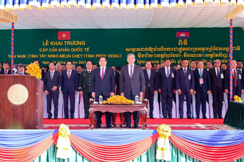 Thủ tướng Chính phủ Phạm Minh Chính cùng Thủ tướng Vương quốc Campuchia Samdech Thipadei Hun Manet đồng chủ trì lễ khai trương cặp cửa khẩu quốc tế Tân Nam (tỉnh Tây Ninh) - Meun Chey (tỉnh Prey Veng, Campuchia) - Ảnh: VGP