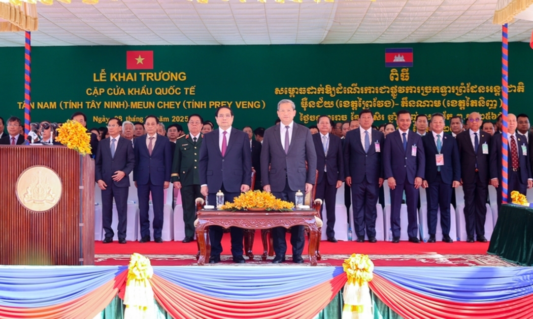 Thủ tướng Chính phủ Phạm Minh Chính cùng Thủ tướng Vương quốc Campuchia Samdech Thipadei Hun Manet đồng chủ trì lễ khai trương cặp cửa khẩu quốc tế Tân Nam (tỉnh Tây Ninh) - Meun Chey (tỉnh Prey Veng, Campuchia) - Ảnh: VGP