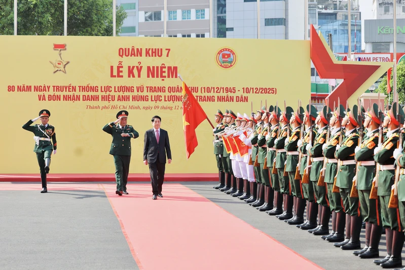 Chủ tịch nước Lương Cường duyệt đội danh dự. Ảnh: Quân khu 7.