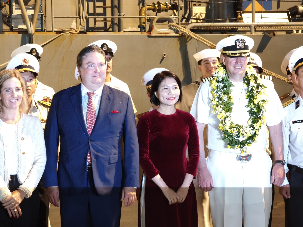 Đại diện UBND TP. Đà Nẵng đón tiếp đoàn Hải quân Hoa Kỳ và Đại sứ Hoa Kỳ tại Việt Nam - Ảnh: Quang Hiếu