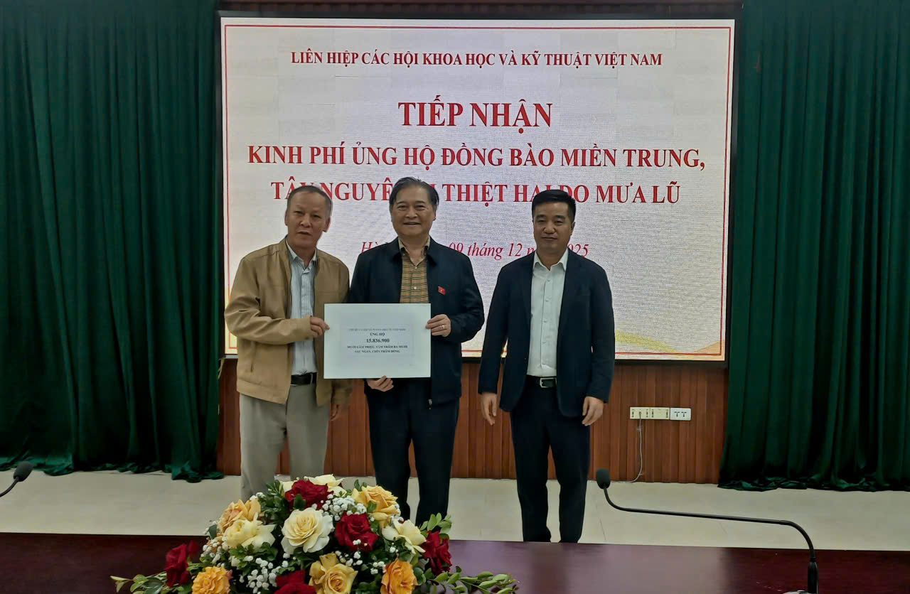 Chi bộ và Hội Vô tuyến điện tử ủng hộ 15.836.000 đồng.