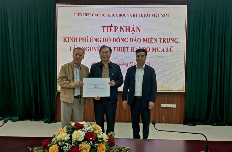 Chi bộ và Hội Vô tuyến điện tử ủng hộ 15.836.000 đồng.