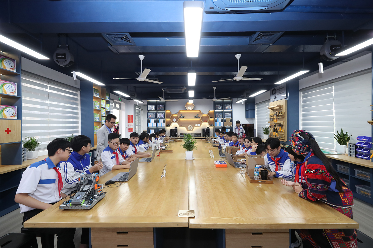 STEM education helps narrow regional gaps. Pictured: the STEM room at Le Quy Don High School, Tuyen Quang Province.