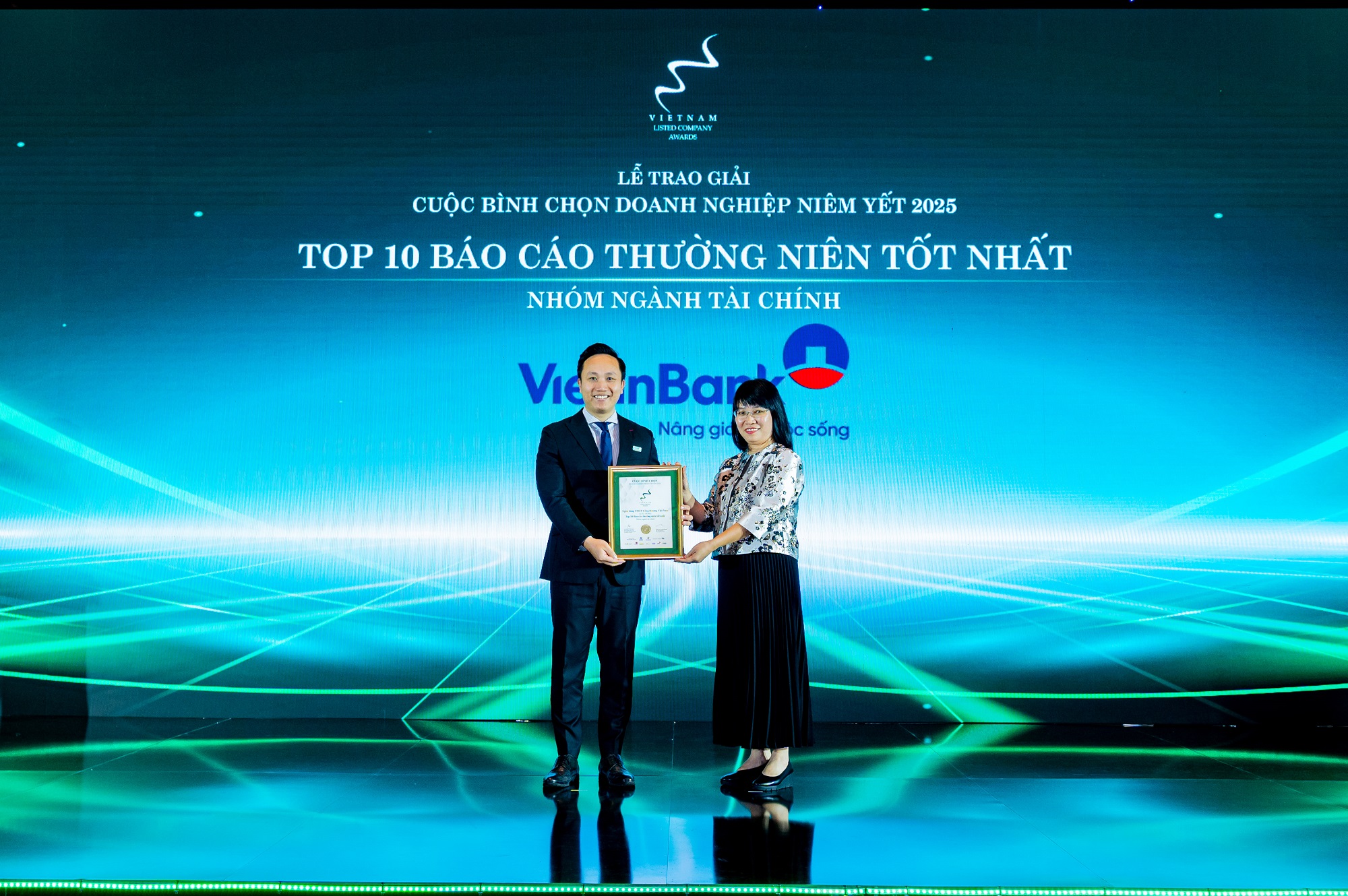 Ông Vương Huy Đông – Phó Ban Thư ký HĐQT QHCĐ nhận giải thưởng “Top 10 Báo cáo thường niên tốt nhất nhóm ngành Tài chính”.