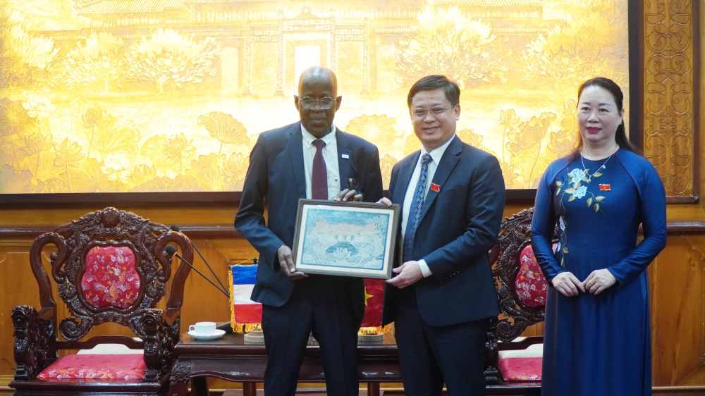 Lãnh đạo thành phố Huế tặng quà lưu niệm cho ông Moussa Diarra, Phó Thị trưởng phụ trách Hợp tác quốc tế thành phố Cergy.