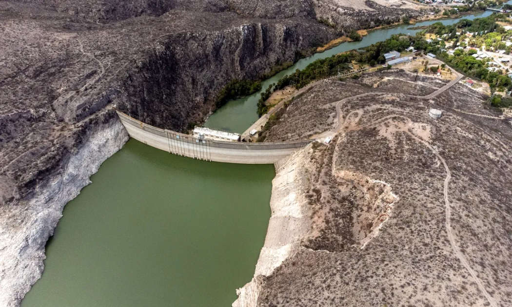 Mực nước thấp tại đập La Boquilla ở La Boquilla, bang Chihuahua, Mexico, vào tháng 4/2025  - Ảnh: Bloomberg