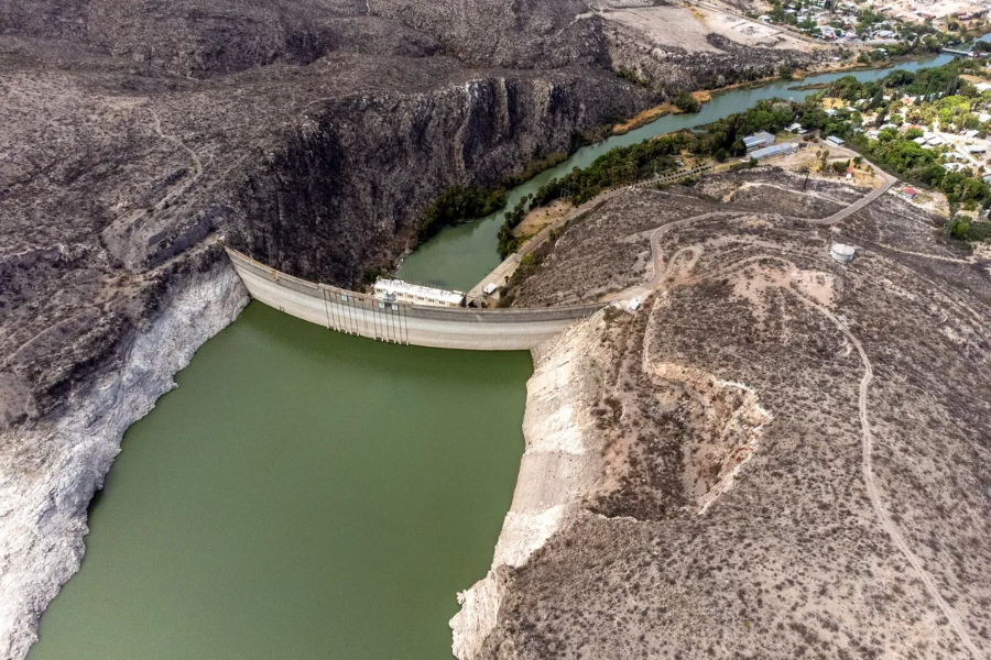 Mực nước thấp tại đập La Boquilla ở La Boquilla, bang Chihuahua, Mexico, vào tháng 4/2025  - Ảnh: Bloomberg