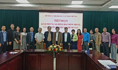 Liên hiệp Các hội Khoa học và Kỹ thuật Việt Nam tiếp nhận số tiền ủng hộ đồng bào miền Trung, Tây Nguyên. Ảnh: Thu Hằng.