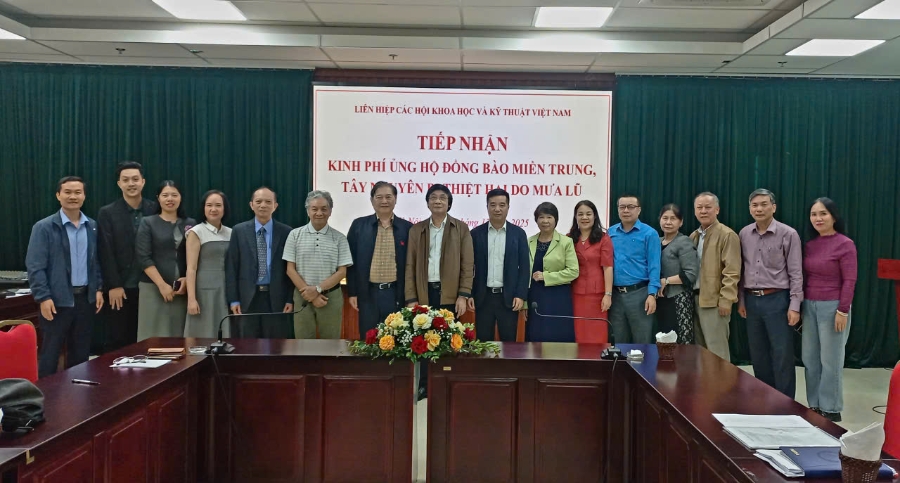 Liên hiệp Các hội Khoa học và Kỹ thuật Việt Nam tiếp nhận số tiền ủng hộ đồng bào miền Trung, Tây Nguyên. Ảnh: Thu Hằng.