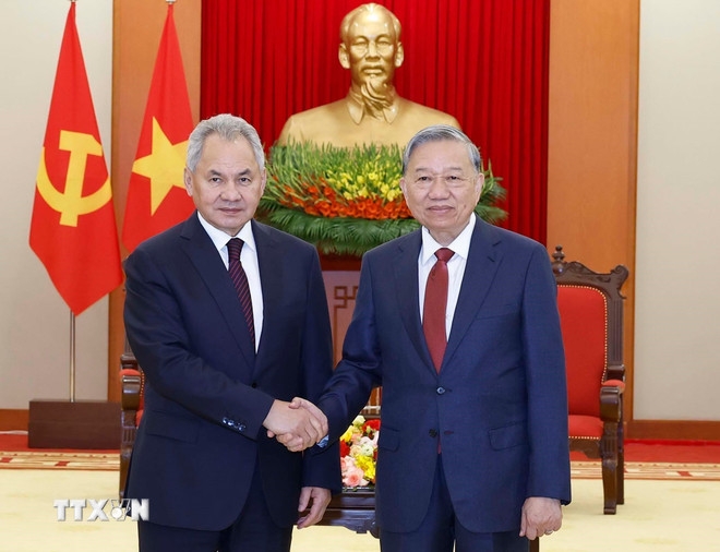 Tổng Bí thư Tô Lâm và Thư ký Hội đồng An ninh Liên bang Nga Sergei Shoigu. Ảnh: TTXVN.