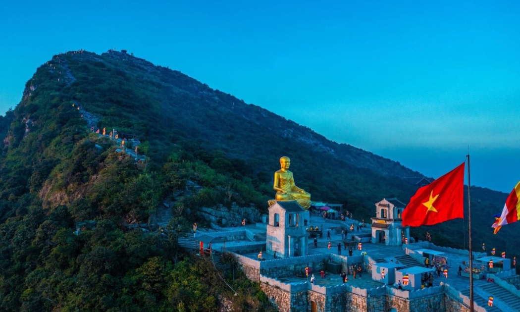 Tính đến giữa tháng 11/2025, tổng lượng khách du lịch đến Quảng Ninh đạt 21,28 triệu lượt khách.