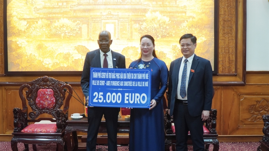 Thành phố Cergy trao tặng khoản hỗ trợ khẩn cấp 25.000 Euro cho thành phố Huế để khắc phục những thiệt hại trong đợt mưa lũ vừa qua