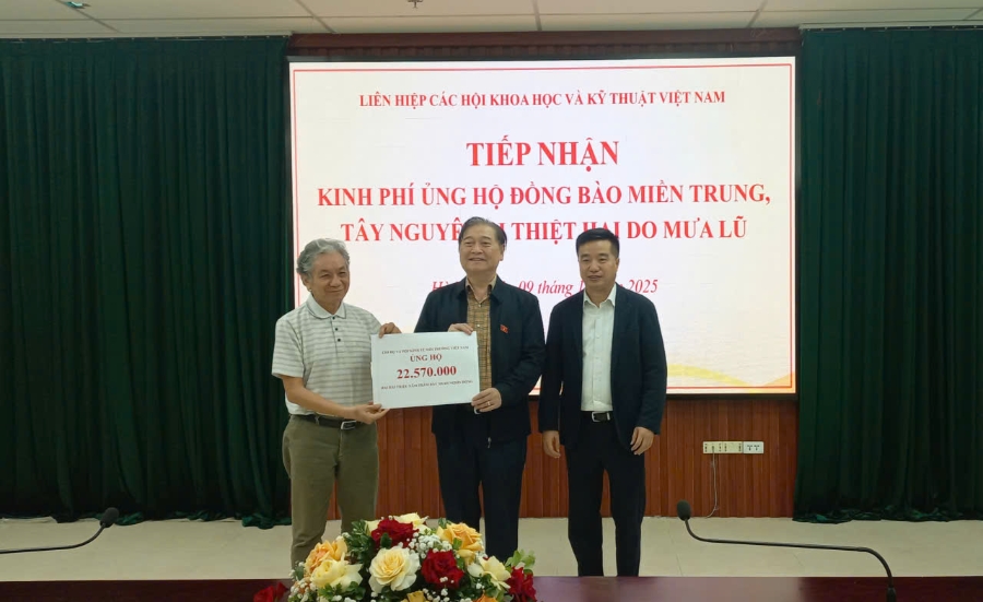 Chi bộ và Hội Kinh tế môi trường Việt Nam ủng hộ 22.570.000 đồng.
