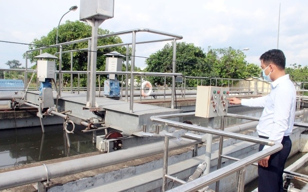 Theo quy định, các cơ sở có lưu lượng xả thải lớn, nguy cơ gây ô nhiễm môi trường cao như khu cụm công nghiệp, cơ sở sản xuất có nguy cơ gây ô nhiễm môi trường phải lắp đặt trạm quan trắc môi trường tự động về nước thải hoặc khí thải. Ảnh minh họa