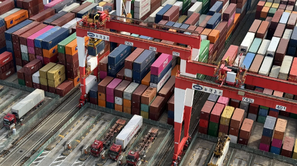 Thặng dư thương mại của Trung Quốc lần đầu vượt 1 nghìn tỷ USD