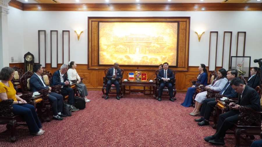 Lãnh đạo thành phố Huế tiếp và làm việc với đoàn công tác thành phố Cergy, Cộng hòa Pháp.
