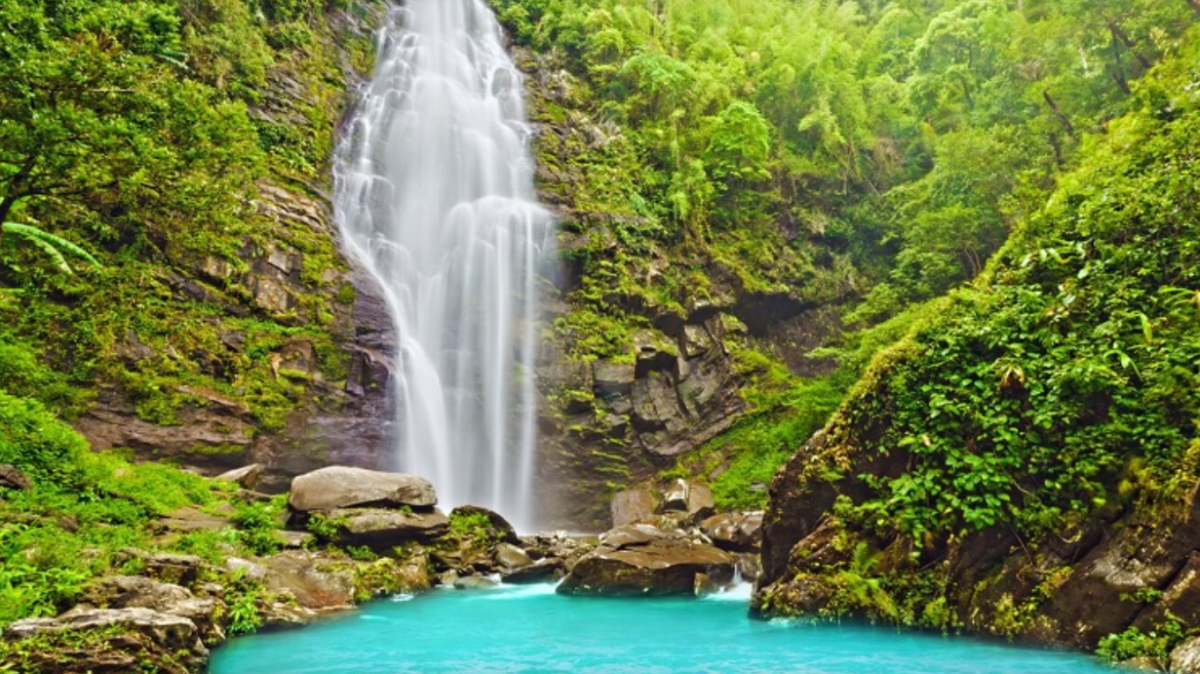 Thác Khe Kèm trong Vườn quốc gia Pù Mát.