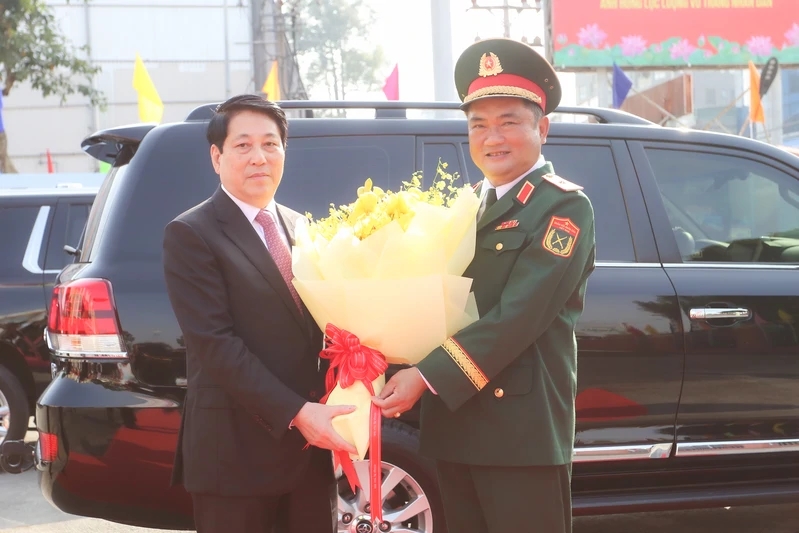 Thiếu tướng Lê Xuân Thế, Tư lệnh Quân khu 7 tặng hoa Chủ tịch nước Lương Cường dự lễ kỷ niệm 80 năm Ngày Truyền thống LLVT Quân khu 7. Ảnh: Quân khu 7.