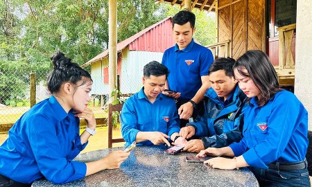  Đoàn thanh niên giúp bà con vùng ao cài đặt và sử dụng ứng dụng VNeID trên điện thoại.