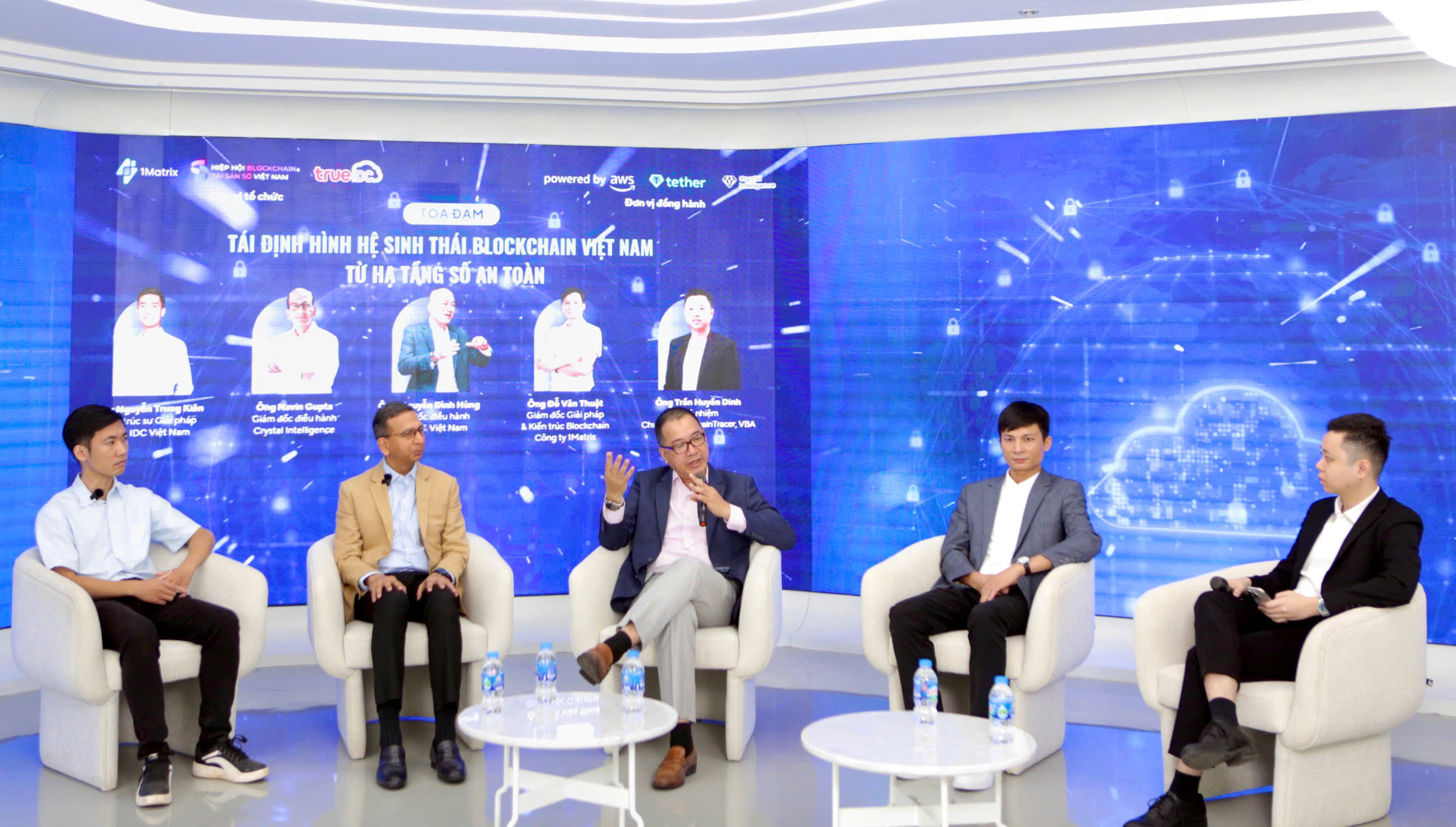 Các chuyên gia trao đổi tại phiên thảo luận “Tái định hình hệ sinh thái Blockchain Việt Nam từ hạ tầng số an toàn”