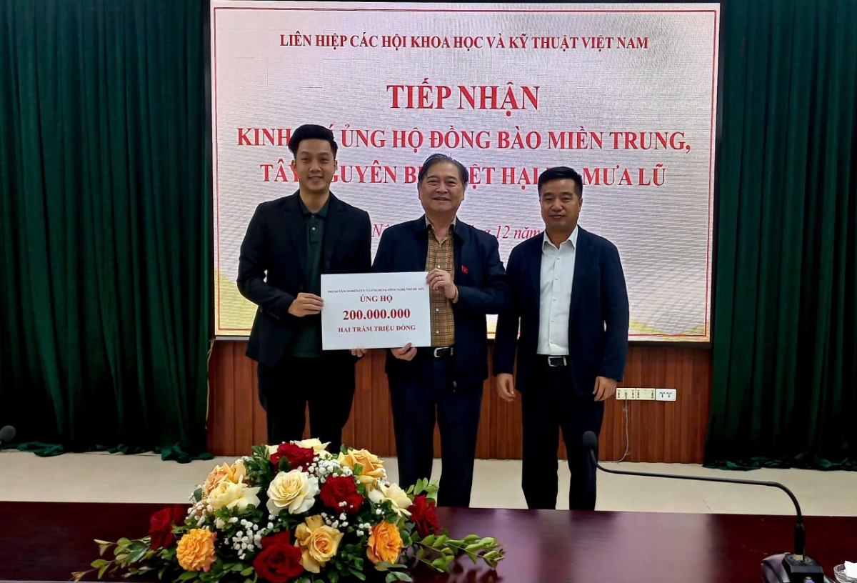 &nbsp;Trung tâm Nghiên cứu và Ứng dụng công nghệ thế hệ mới ủng hộ 200.000.000 đồng.