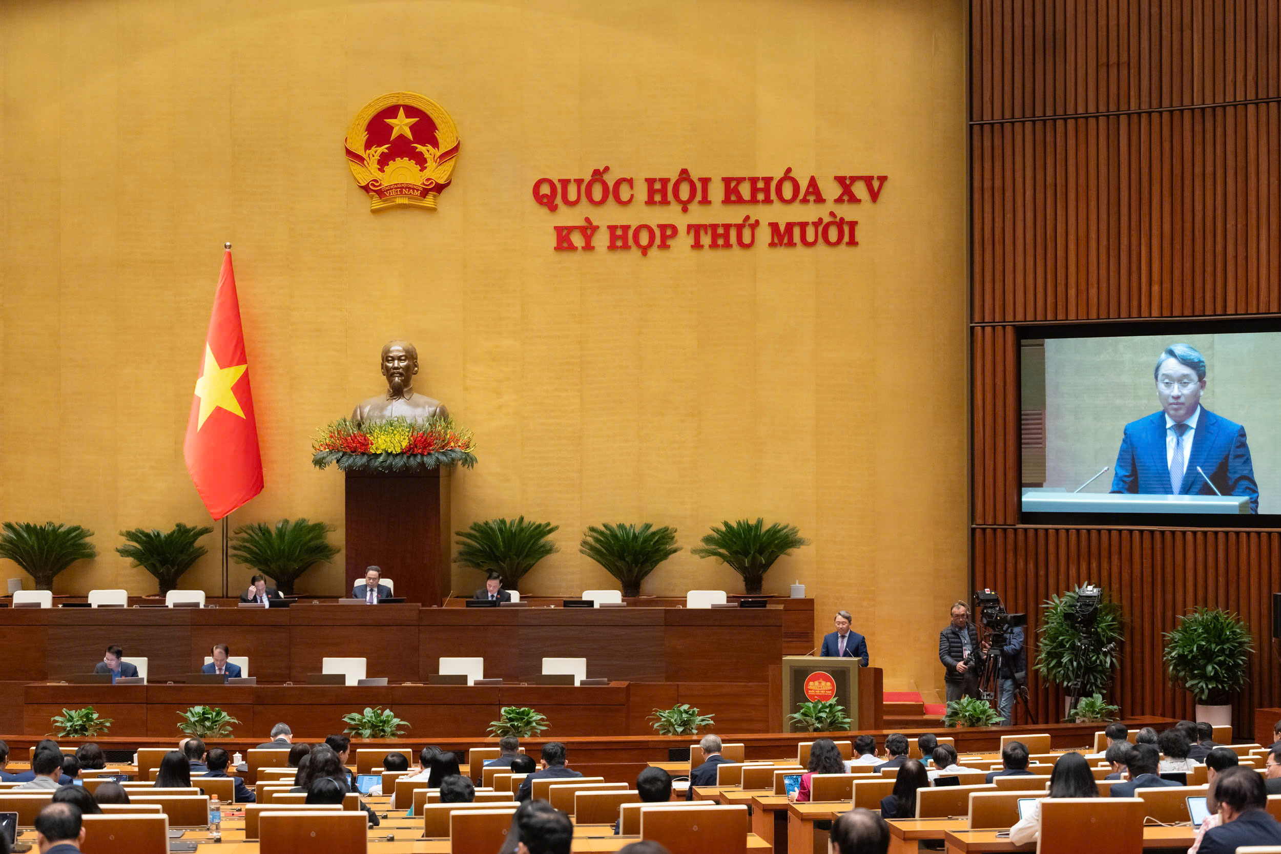 Bộ trưởng Bộ Tư pháp Nguyễn Hải Ninh báo cáo tóm tắt về Công tác Thi hành án năm 2025.  Ảnh: Quốc hội.