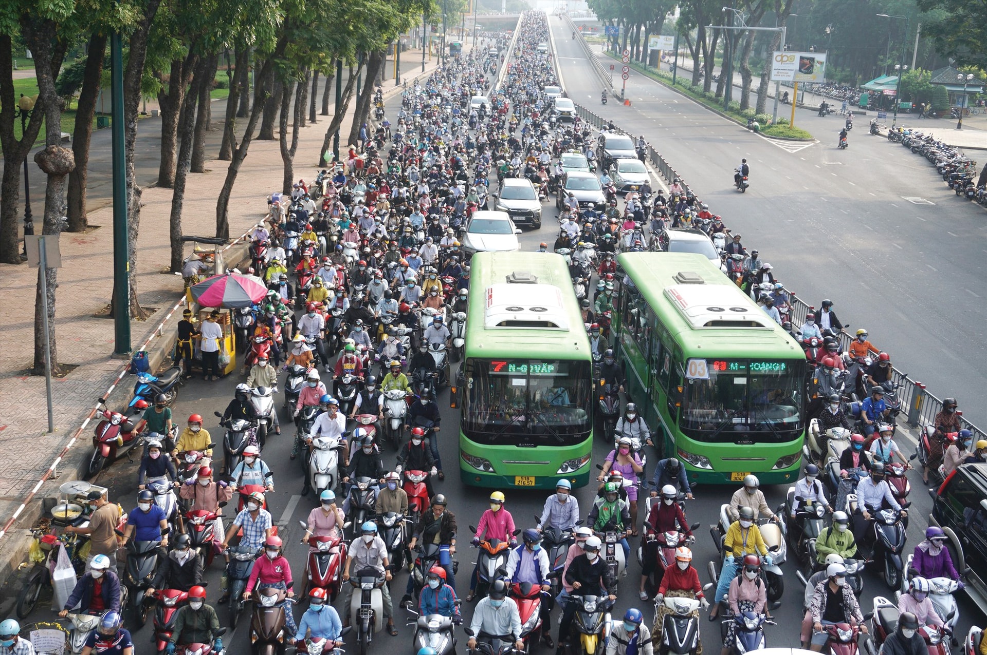 Việc chuyển đổi từ xe máy xăng sang xe máy điện là một trong những nội dung có tác động rộng nhất, liên quan đến hàng triệu người dân. 