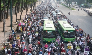 Hà Nội đề xuất hỗ trợ người dân chuyển xe máy xăng sang xe điện 