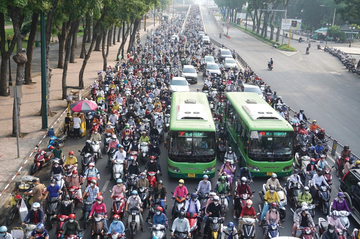 Việc chuyển đổi từ xe máy xăng sang xe máy điện là một trong những nội dung có tác động rộng nhất, liên quan đến hàng triệu người dân. 