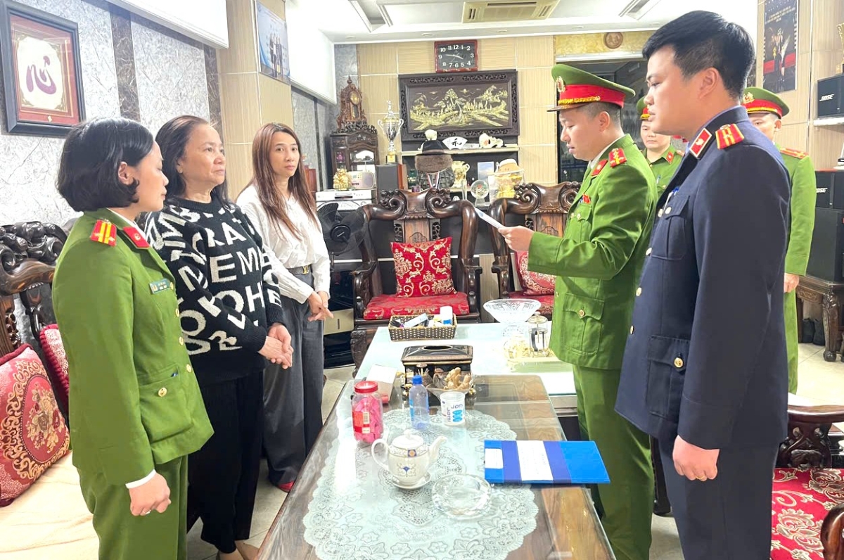 Cơ quan CSĐT tống đạt Quyết định khởi tố, bắt tạm giam đối với bà Lê Thị Thu Hương. Ảnh: Công an tỉnh Thanh Hoá.