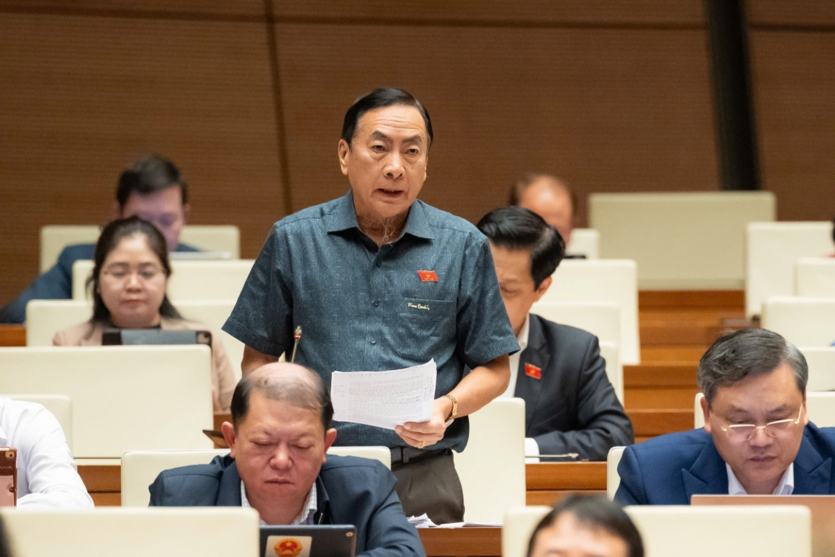 Đại biểu Phạm Văn Hòa, đoàn Đồng Tháp phát biểu tại phiên thảo luận