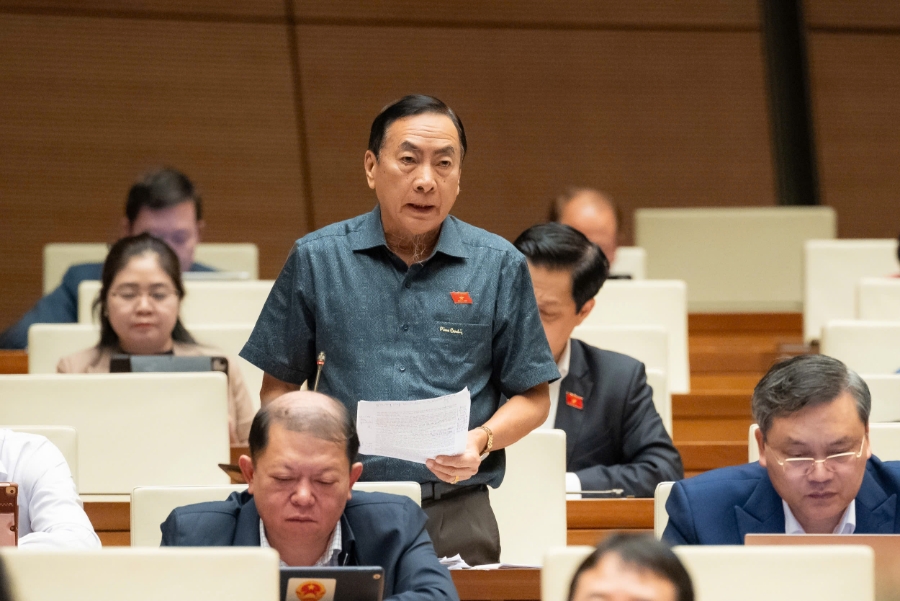 Đại biểu Phạm Văn Hòa, đoàn Đồng Tháp phát biểu tại phiên thảo luận