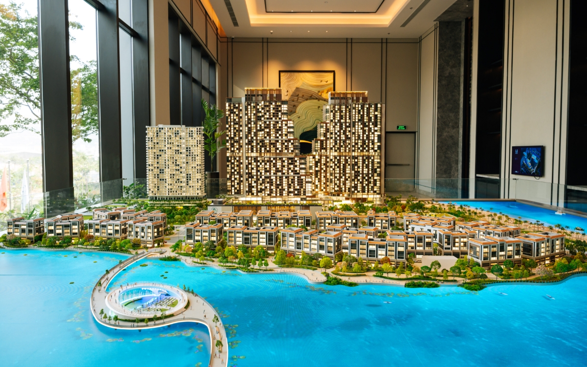 Lần đầu tiên sa bàn tổ hợp Marina Bayfront District và Aria Bay được giới thiệu. Với quy mô tới 28m2, sa bàn tích hợp công nghệ LED ấn tượng, trở thành tâm điểm của không gian sự kiện.