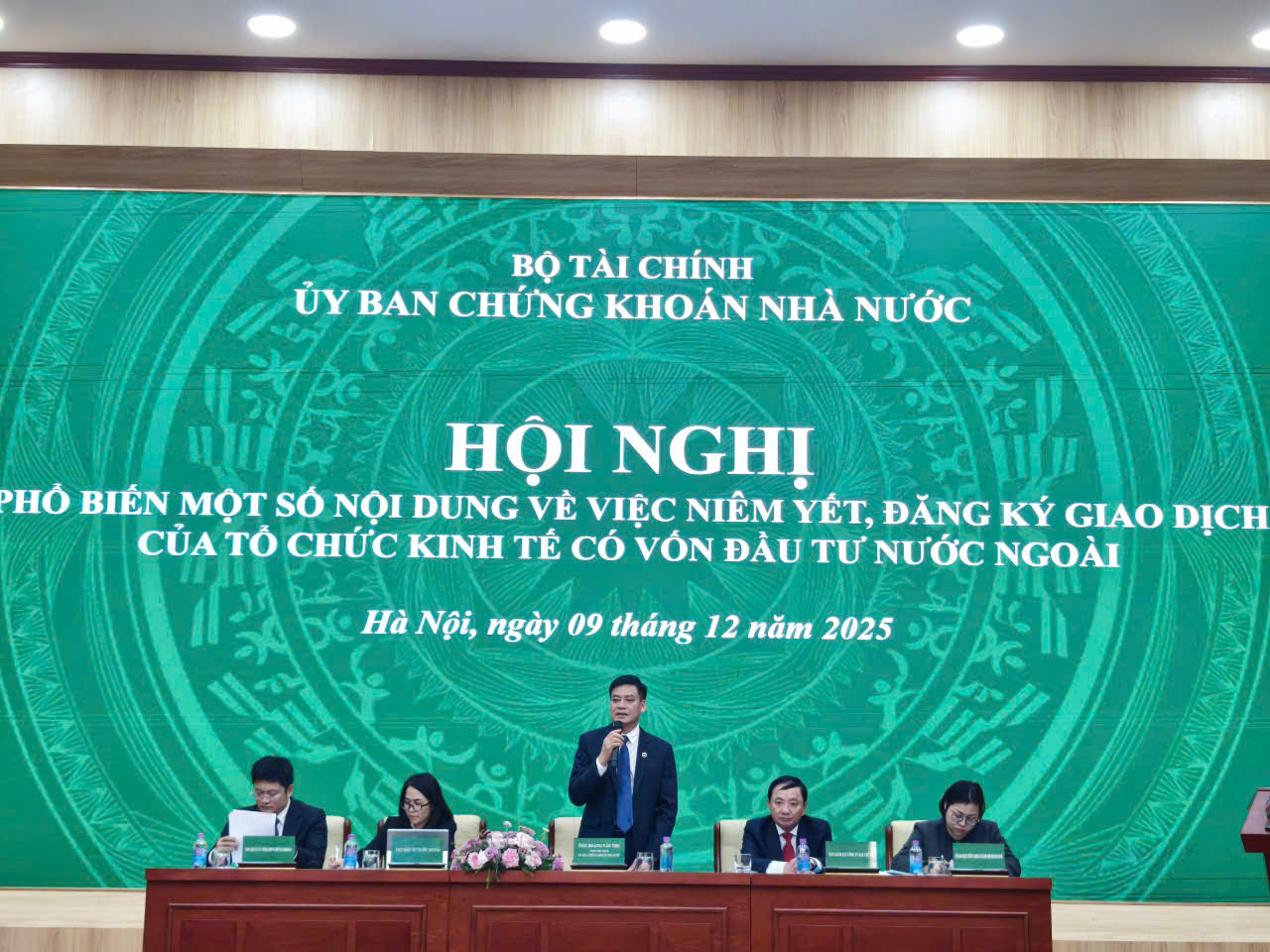 Đại diện cơ quan quản lý giải đáp các thắc mắc của nhà đầu tư và doanh nghiệp.