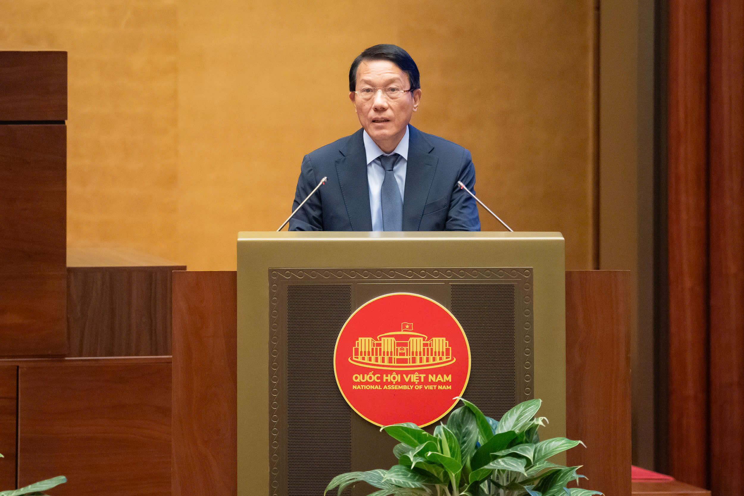 Đại tướng Lương Tam Quang, Bộ trưởng Bộ Công an trình bày Báo cáo của Chính phủ về công tác phòng, chống tội phạm và vi phạm pháp luật năm 2025. Ảnh: Quốc hội.