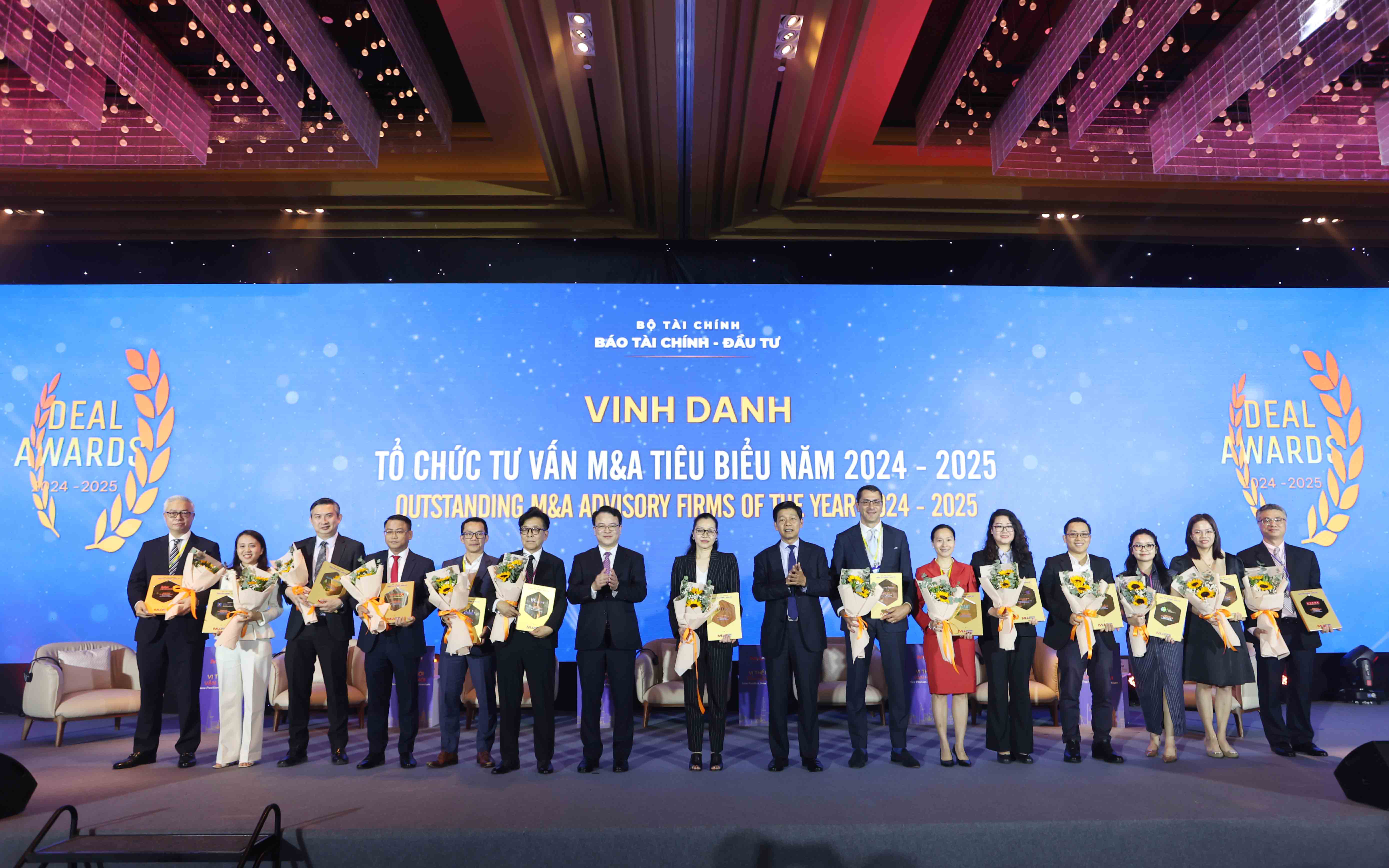 Ban tổ chức vinh danh các dioanh nghiệp và nhà tư vấn MA xuất sắc năm 2024 - 2025.
