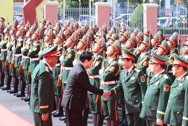 Đại tướng Phan Văn Giang, Ủy viên Bộ Chính trị, Phó Bí thư Quân ủy Trung ương, Bộ trưởng Bộ Quốc phòng và lãnh đạo Bộ Quốc phòng đón Chủ tịch nước Lương Cường. Ảnh: Quân khu 7.