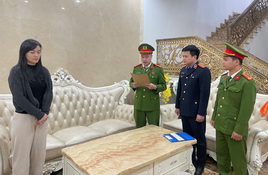 Cơ quan CSĐT tống đạt Quyết định khởi tố, bắt tạm giam đối với Nguyễn Thu Nga. Ảnh: Công an tỉnh Thanh Hoá.