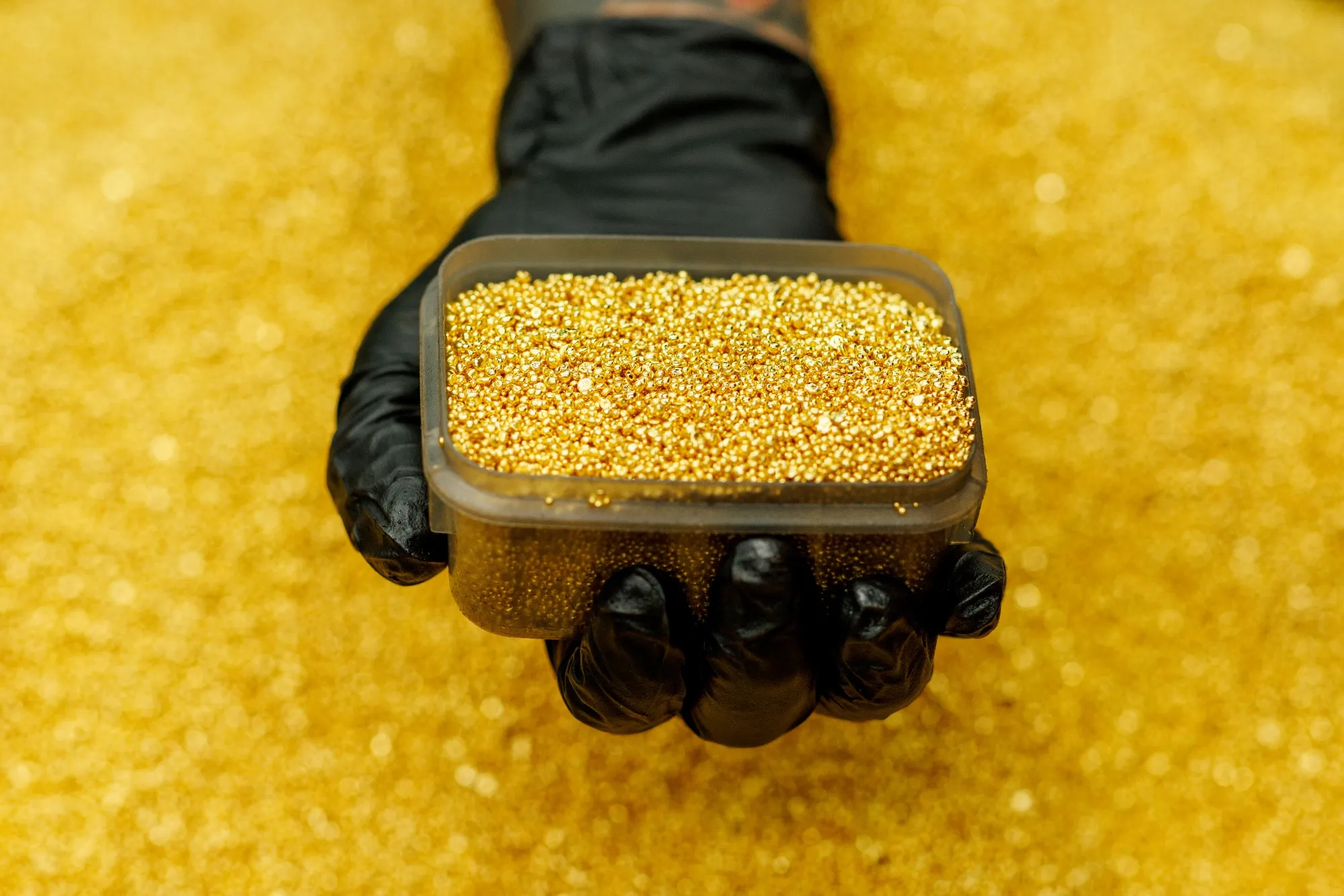 Vàng giảm giá trước thềm cuộc họp Fed, SPDR Gold Trust bán ròng