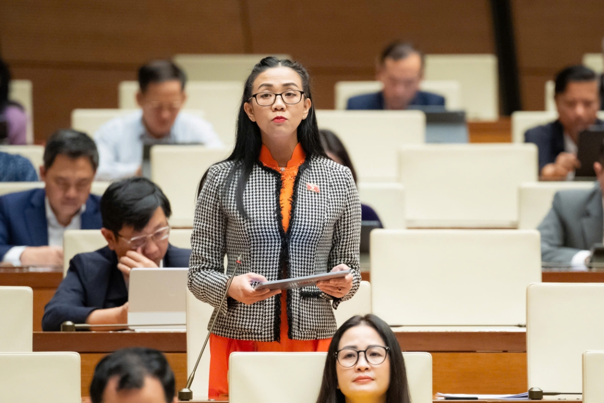 Đại biểu Trịnh Thị Tú Anh, đoàn Lâm Đồng phát biểu ý kiến. Ảnh:quochoi.vn