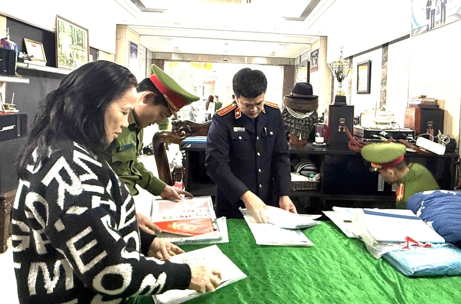 Lực lượng Công an khám xét nơi ở của vợ chồng Nguyễn Hữu Bình và Lê Thị Thu Hương. Ảnh: Công an tỉnh Thanh Hoá