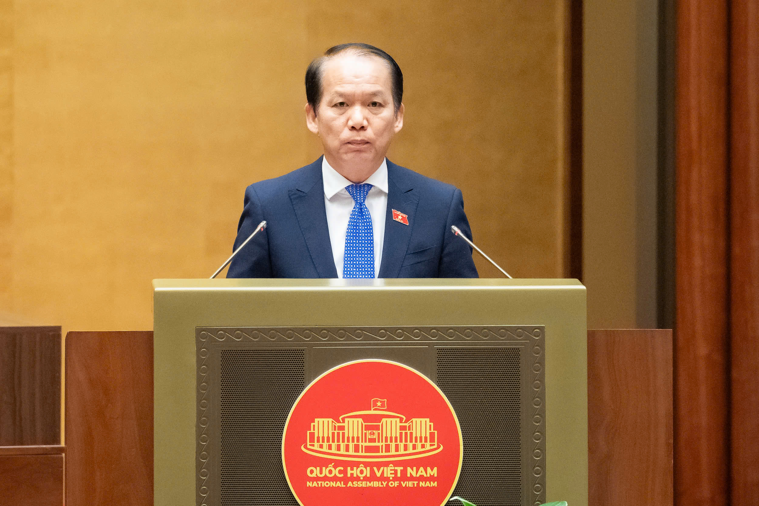 Chủ nhiệm Ủy ban Pháp luật và Tư pháp Hoàng Thanh Tùng trình bày Báo cáo tóm tắt một số vấn đề trong giải trình, tiếp thu, chỉnh lý dự thảo Luật Thi hành án hình sự (sửa đổi). Ảnh: Quốc hội.