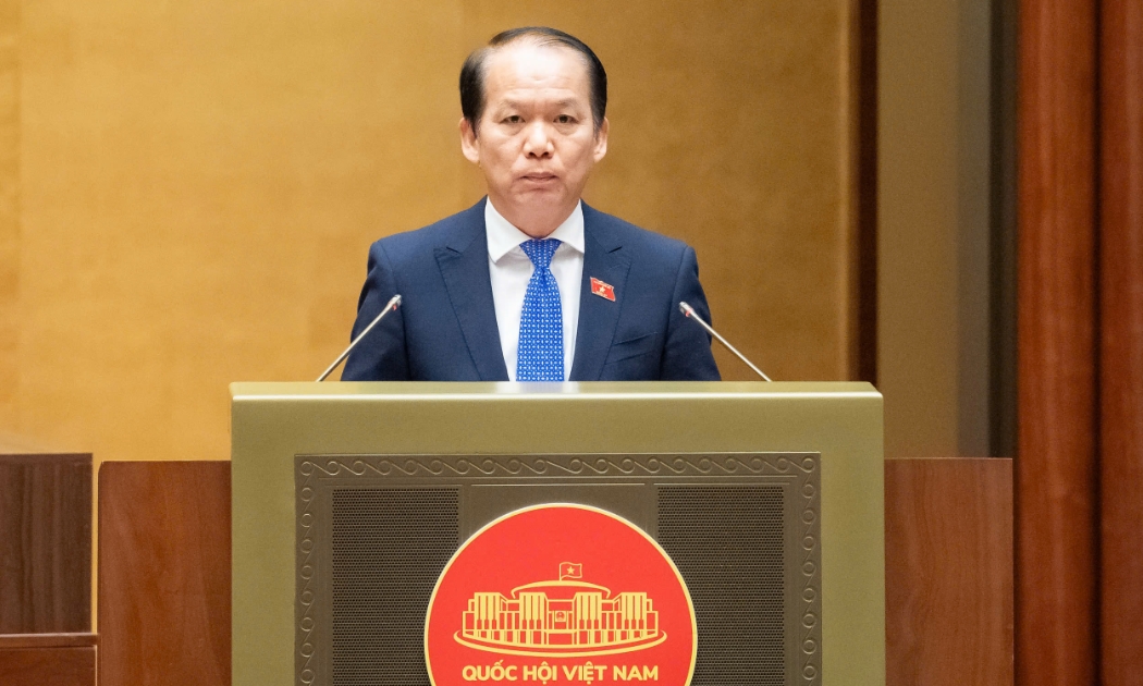 Chủ nhiệm Ủy ban Pháp luật và Tư pháp Hoàng Thanh Tùng trình bày Báo cáo tóm tắt một số vấn đề trong giải trình, tiếp thu, chỉnh lý dự thảo Luật Thi hành án hình sự (sửa đổi). Ảnh: Quốc hội.