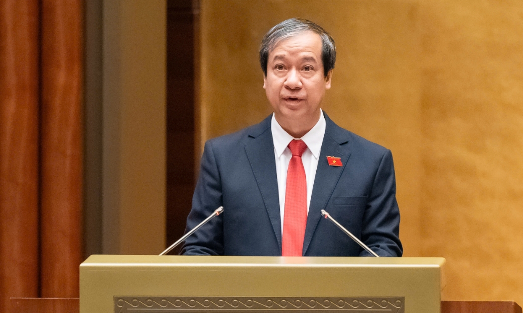 Bộ trưởng Bộ Giáo dục và Đào tạo Nguyễn Kim Sơn báo cáo tiếp thu, giải trình trước Quốc hội. Ảnh: Quochoi.vn.