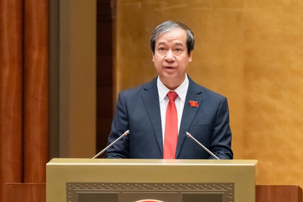 Bộ trưởng Bộ Giáo dục và Đào tạo Nguyễn Kim Sơn báo cáo tiếp thu, giải trình trước Quốc hội. Ảnh: Quochoi.vn.