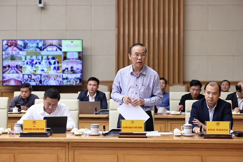 Thứ trưởng Bộ Nông nghiệp và Môi trường Phùng Đức Tiến báo cáo tại Phiên họp - Ảnh: VGP